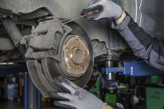 this is a picture of truck brake service in Riverside, CA
